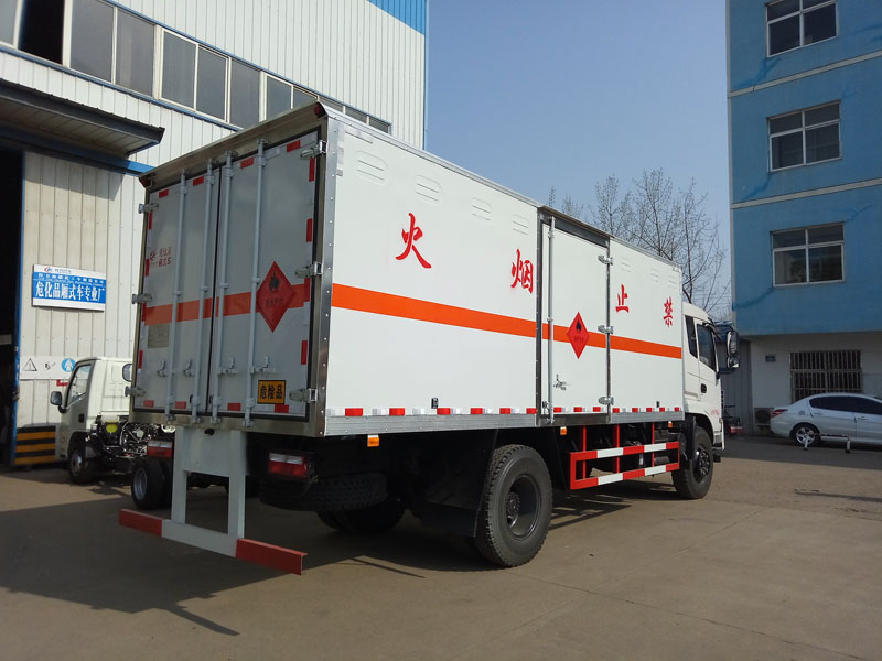 東風(fēng)6.1米(9噸)氣體廂式車(chē)