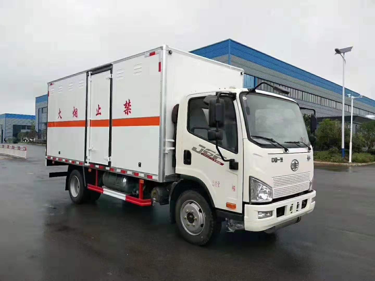 解放5.1米(額載7噸)氣瓶廂式運(yùn)輸車(chē)