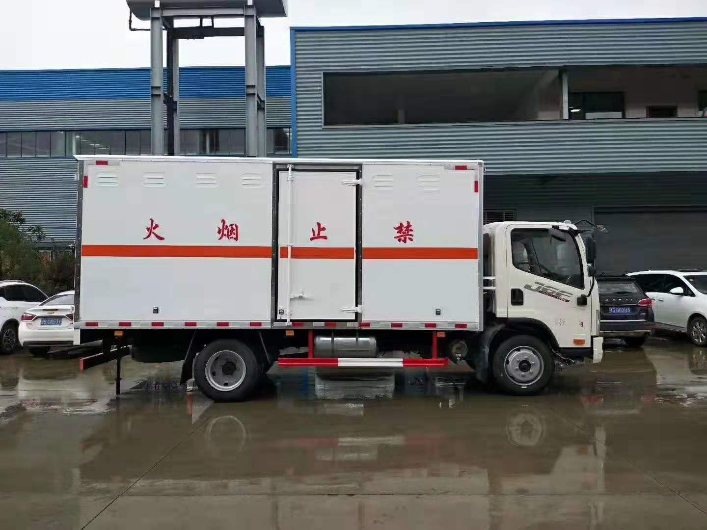 解放5.1米(額載7噸)氣瓶廂式運(yùn)輸車(chē)