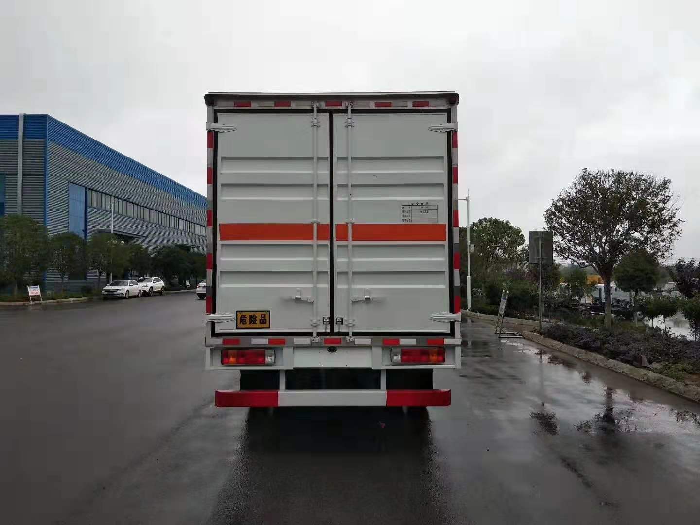 解放5.1米(額載7噸)氣瓶廂式運(yùn)輸車(chē)