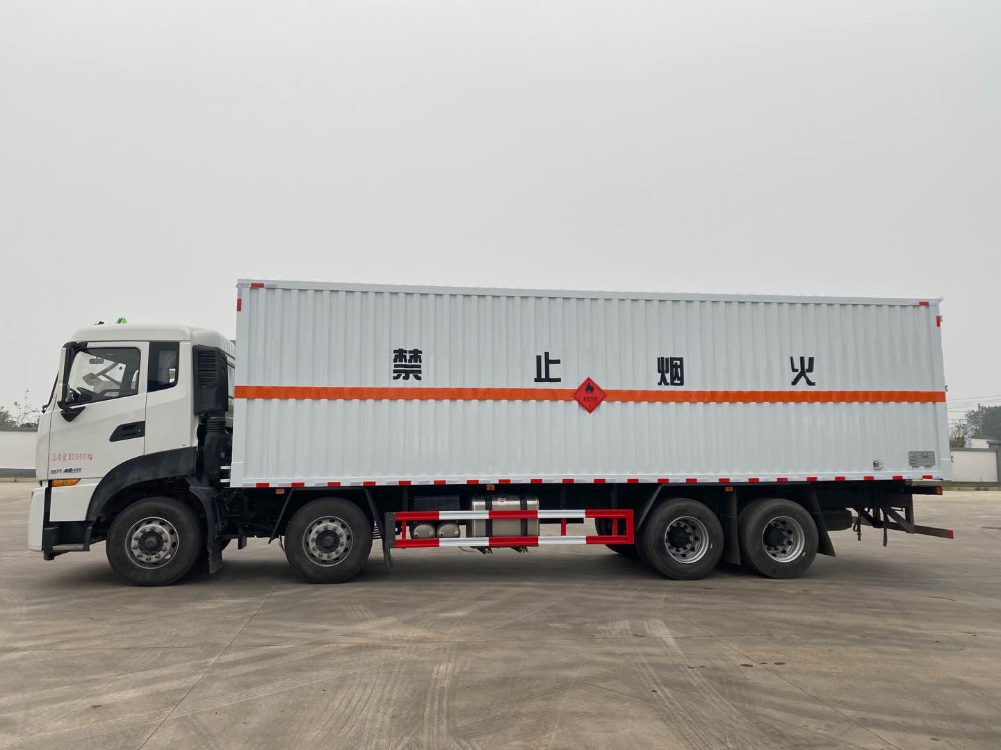 東風(fēng)天龍國六9.4米易燃氣體廂式運輸車