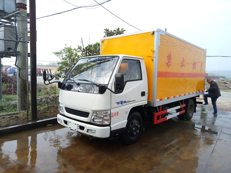 江鈴4.1米(藍(lán)牌)易燃固體廂式車