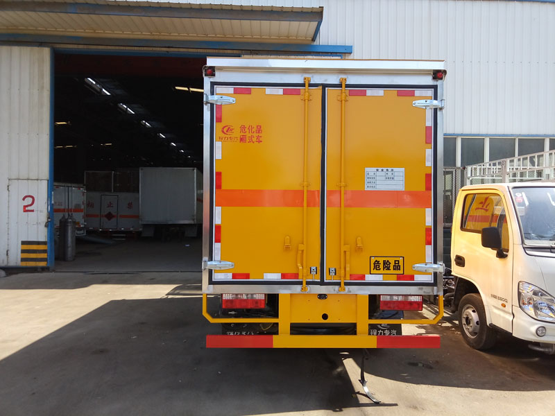 多利卡4.1米(3.4噸)液體廂式車(chē)