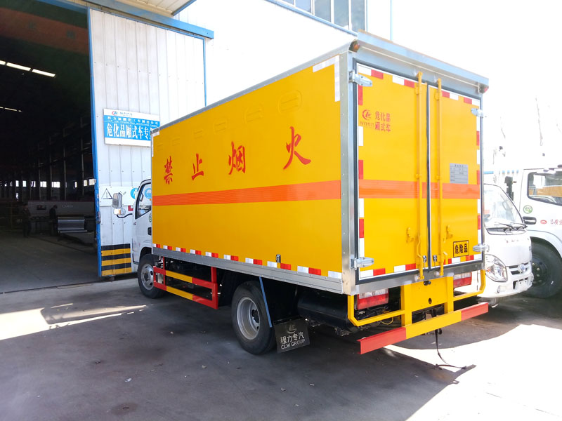 多利卡4.1米(3.4噸)液體廂式車(chē)