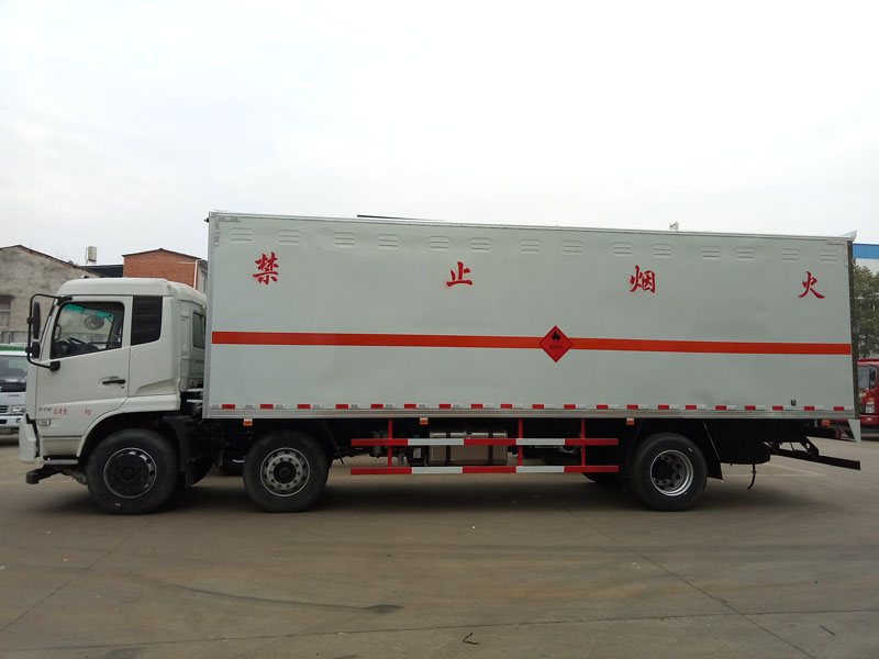 東風(fēng)天錦8.6米(14.8噸)液體廂式車(chē)