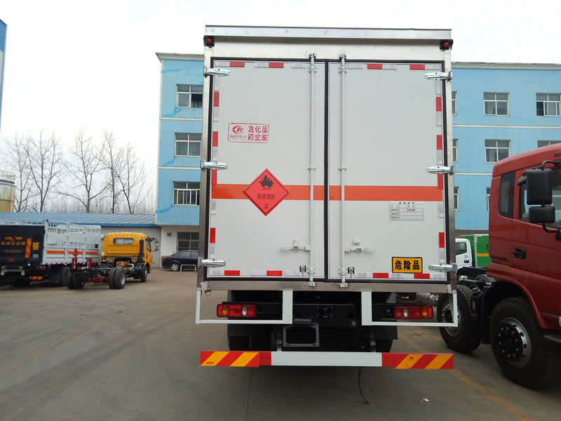 東風(fēng)天錦8.6米(14.8噸)液體廂式車(chē)