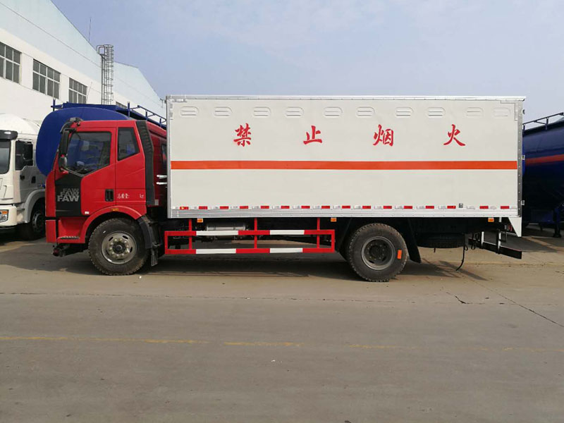 解放6.2米(10.4噸)雜項危險品廂式車