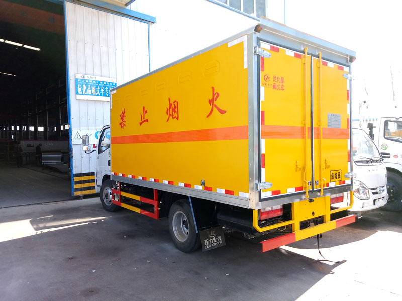 多利卡4.1米(3.4噸)雜項(xiàng)危險(xiǎn)品廂式車