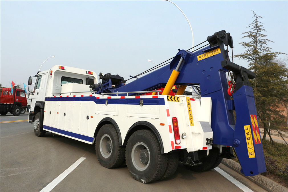 重汽后八輪一拖一清障車(chē)