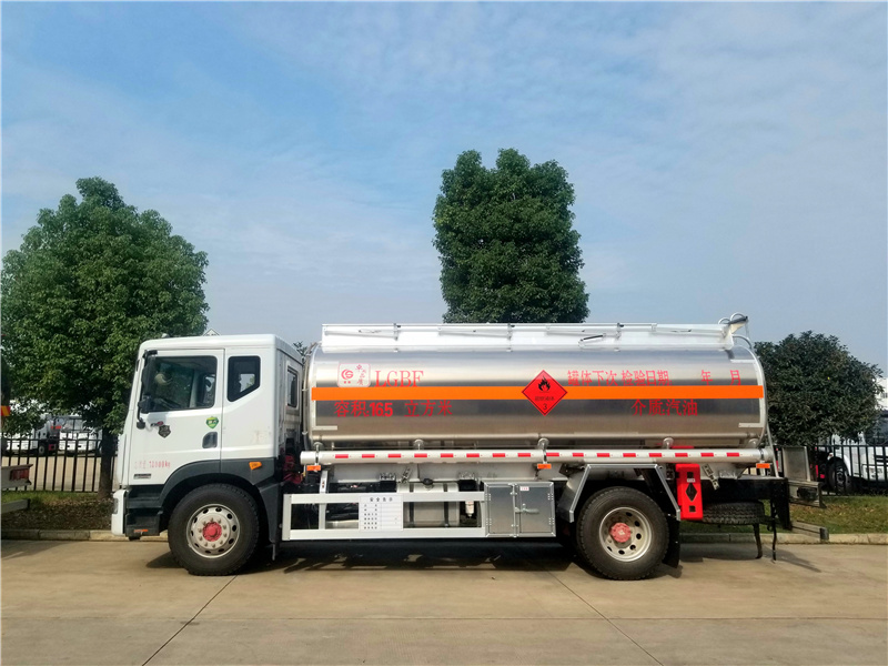 東風多利卡D9鋁合金運油車