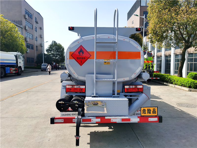 東風(fēng)多利卡5噸油罐車(chē)