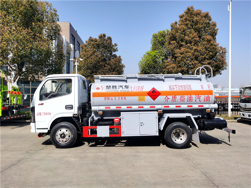 東風(fēng)多利卡5噸油罐車(chē)